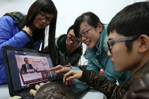 2月27日,江蘇大學(xué)的幾名大學(xué)生通過人民網(wǎng)2014全國兩會“我有問題問總理”平臺發(fā)表提問。2014年全國“兩會”召開在即,當(dāng)日,江蘇大學(xué)環(huán)境與安全工程學(xué)院開展“關(guān)注‘兩會’,我有問題問總理”主題活動。大學(xué)生們通過網(wǎng)絡(luò)和手機(jī),將同學(xué)們熱議的經(jīng)濟(jì)發(fā)展、教育科技、民生就業(yè)、環(huán)境保護(hù)等方面的話題發(fā)上相關(guān)網(wǎng)絡(luò)平臺向總理“提問”,表達(dá)對國家未來發(fā)展的關(guān)切和良好愿望。新華社發(fā)