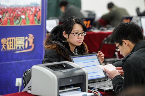 2月27日,一名申請者在提交資料。新華社記者 羅曉光 攝
