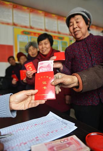 2月27日,山東鄒平縣西董街道北禾村的60歲以上老人在領(lǐng)取老年生活補助金。新華社發(fā)(董乃德 攝)
