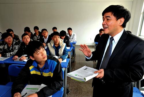 臺灣大學(xué)電機博士、泉州輕工學(xué)院院長茆政吉在為學(xué)生上課(2月27日攝)。新華社記者 張國俊 攝