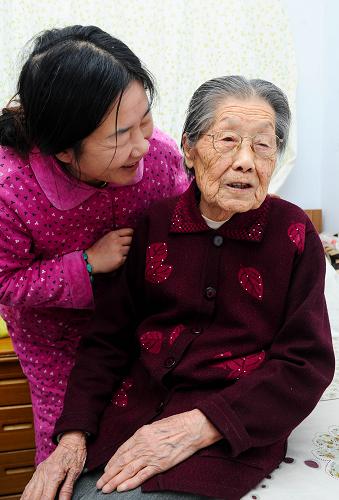 在長(zhǎng)春華成老年護(hù)理院內(nèi),高桂華與90歲的龐鳳英老人聊天(1月16日攝)。從事護(hù)理工作近10年的高桂華,2005年開辦了華成老年護(hù)理院,專門接收生活不能自理的老人,如今院內(nèi)已有30多位老人,高桂華也成為他們?cè)陴B(yǎng)老院中的“家長(zhǎng)”。新華社記者 許暢 攝