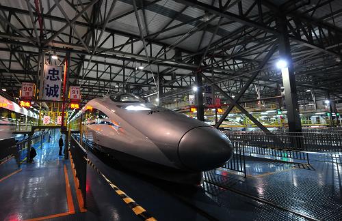 2月10日凌晨,一列檢修完畢的380A型動(dòng)車組正駛出廠房。武漢動(dòng)車基地是目前世界上最大的高速動(dòng)車組維修基地,每天晚上,運(yùn)行了一天的動(dòng)車組都要在這里進(jìn)行全面細(xì)致的“體檢”,每列動(dòng)車一套檢修程序下來(lái),至少3個(gè)小時(shí)。今年春運(yùn)期間武廣高鐵密集開(kāi)行,2月9日起又加開(kāi)一列動(dòng)車,每日開(kāi)行動(dòng)車組達(dá)88.5對(duì),最小間隔每5分鐘開(kāi)行一趟,大大緩解了京廣線的運(yùn)輸壓力,動(dòng)車基地的檢修任務(wù)也大大增加,每天晚上動(dòng)車基地?zé)艋鹜?,?shù)十位工程技術(shù)人員徹夜檢修,確保次日每列動(dòng)車組以最佳狀態(tài)出庫(kù),投入到繁忙的春運(yùn)運(yùn)營(yíng)中。新華社記者 程敏 攝