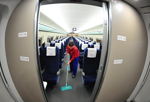 2月10日凌晨,清潔人員在進(jìn)行車廂清理。新華社記者 程敏 攝