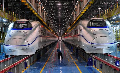 2月10日凌晨,一位工程師在動(dòng)車基地檢修車間工作。新華社記者 程敏 攝
