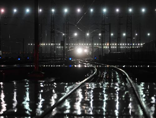 2月10日凌晨,一列動(dòng)車組在雨中駛?cè)牖貜S房準(zhǔn)備接受檢修。新華社記者 程敏 攝
