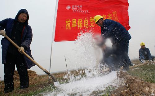為抗旱一線保電 2月13日,河南安陽(yáng)市湯陰縣電力抗旱黨員突擊隊(duì)員在李堯會(huì)村田間幫助村民澆地抗旱。 連日來(lái),湯陰縣電業(yè)局積極組織抗旱保電黨員突擊隊(duì)、工人先鋒號(hào)、青年志愿者服務(wù)隊(duì)等12支小分隊(duì),深入田間地頭,指導(dǎo)抗旱用電安全、幫助架設(shè)抗旱臨時(shí)線路、檢修抗旱電力設(shè)備,全力支持抗旱保苗。 新華社發(fā)(張志勇 攝)