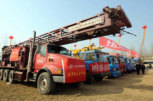 2月15日,支援旱區(qū)找水打井行動(dòng)在嚴(yán)重缺水的臨沂沂南縣青駝鎮(zhèn)桃花埠村啟動(dòng)。 當(dāng)日,國土資源系統(tǒng)抗旱找水打井行動(dòng)啟動(dòng)儀式在革命老區(qū)山東臨沂沂南縣青駝鎮(zhèn)桃花埠村啟動(dòng)。國土資源部將調(diào)集50臺(tái)物探設(shè)備、500臺(tái)鉆機(jī)、5000名技術(shù)施工人員,先期投入1億元資金支援山東抗旱找水打井工作,一期在山東打井1000眼。 新華社記者 范長國攝