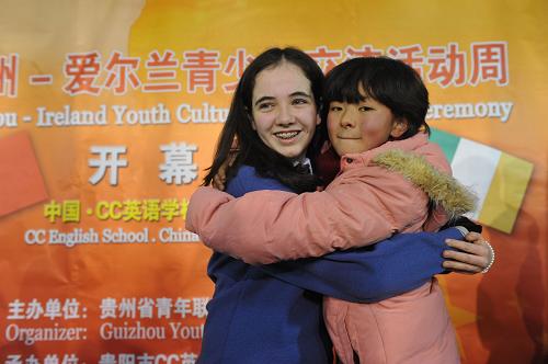 2011“中歐青年交流年”貴州活動正式啟動 2月17日,愛爾蘭青年與中國學生結成手拉手友好伙伴后親密相擁。 當日上午,2011“中歐青年交流年”貴州活動在貴陽市CC英語學校正式啟動,22名愛爾蘭青少年和中國學生在現(xiàn)場結成手拉手友好伙伴。據(jù)悉,本次活動將以“國家形象·貴州面孔·青年風采”為主題。在貴州期間,歐洲青年代表將走進貴州農(nóng)村、學校、企業(yè)和普通市民家庭,近距離、全方位了解貴州的民俗文化、原生態(tài)的旅游資源、礦產(chǎn)資源以及貴州經(jīng)濟社會發(fā)展的現(xiàn)狀。 新華社記者 歐東衢攝
