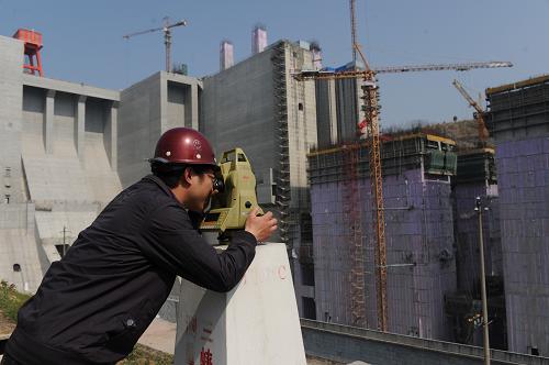 3月27日,技術(shù)人員在三峽工程升船機(jī)工地進(jìn)行結(jié)構(gòu)監(jiān)測(cè)。 當(dāng)日,三峽水利樞紐工程垂直升船機(jī)一期工程混凝土澆筑已達(dá)150米高程。預(yù)計(jì)到9月底將達(dá)190米高程設(shè)計(jì)。三峽升船機(jī)布置在樞紐左岸,主要用于為大型客輪提供一個(gè)“電梯式過壩”的快速通道,將成為三峽雙線五級(jí)船閘“樓梯式過壩”的有效補(bǔ)充,大大提高船舶過壩效率。升船機(jī)將于2014年底建成試運(yùn)行,2015年正式運(yùn)行。 新華社發(fā)(肖佳法 攝)