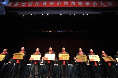 3月28日,部分獲得表彰的民營(yíng)企業(yè)家在會(huì)議現(xiàn)場(chǎng)。 當(dāng)日上午,貴州省加快民營(yíng)經(jīng)濟(jì)發(fā)展大會(huì)在貴陽(yáng)召開(kāi),會(huì)議提出了促進(jìn)民營(yíng)經(jīng)濟(jì)加快發(fā)展的指導(dǎo)思想和目標(biāo)任務(wù)。據(jù)悉,“十一五”期間,貴州民營(yíng)經(jīng)濟(jì)成為國(guó)民經(jīng)濟(jì)的重要支撐、財(cái)政收入的重要來(lái)源和擴(kuò)大投資的重要主體。全省民營(yíng)經(jīng)濟(jì)增加值由2005年的570億元增加到2010年的1608億元,占全省生產(chǎn)總值的比重從24.4%提高到35%。為進(jìn)一步加快民營(yíng)經(jīng)濟(jì)發(fā)展,貴州省制定了實(shí)施民營(yíng)經(jīng)濟(jì)發(fā)展的三年倍增計(jì)劃,到2013年底,全省民營(yíng)經(jīng)濟(jì)增加值達(dá)到3200億元以上,民間投資達(dá)到4000億元,新增就業(yè)30萬(wàn)人以上。到2015年底,全省民營(yíng)投資占全社會(huì)固定資產(chǎn)投資比重將達(dá)到55%左右,民營(yíng)經(jīng)濟(jì)注冊(cè)資本將達(dá)到5000億。 新華社記者 歐東衢攝