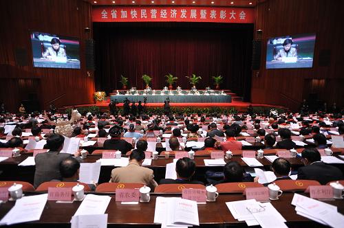 3月28日,貴州省民營(yíng)經(jīng)濟(jì)發(fā)展大會(huì)現(xiàn)場(chǎng)。當(dāng)日上午,貴州省加快民營(yíng)經(jīng)濟(jì)發(fā)展大會(huì)在貴陽(yáng)召開(kāi),會(huì)議提出了促進(jìn)民營(yíng)經(jīng)濟(jì)加快發(fā)展的指導(dǎo)思想和目標(biāo)任務(wù)。據(jù)悉,“十一五”期間,貴州民營(yíng)經(jīng)濟(jì)成為國(guó)民經(jīng)濟(jì)的重要支撐、財(cái)政收入的重要來(lái)源和擴(kuò)大投資的重要主體。全省民營(yíng)經(jīng)濟(jì)增加值由2005年的570億元增加到2010年的1608億元,占全省生產(chǎn)總值的比重從24.4%提高到35%。為進(jìn)一步加快民營(yíng)經(jīng)濟(jì)發(fā)展,貴州省制定了實(shí)施民營(yíng)經(jīng)濟(jì)發(fā)展的三年倍增計(jì)劃,到2013年底,全省民營(yíng)經(jīng)濟(jì)增加值達(dá)到3200億元以上,民間投資達(dá)到4000億元,新增就業(yè)30萬(wàn)人以上。到2015年底,全省民營(yíng)投資占全社會(huì)固定資產(chǎn)投資比重將達(dá)到55%左右,民營(yíng)經(jīng)濟(jì)注冊(cè)資本將達(dá)到5000億。新華社記者 歐東衢攝