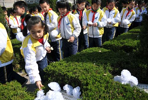 清明節(jié)前祭英烈 3月30日,浙江臺(tái)州育才小學(xué)學(xué)生在解放一江山島烈士陵園向烈士墓獻(xiàn)花。 當(dāng)日,浙江省臺(tái)州市椒江區(qū)育才小學(xué)組織學(xué)生們來(lái)到解放一江山島烈士陵園憑吊、緬懷英烈,接受革命傳統(tǒng)教育。 新華社發(fā)(郟策 攝)