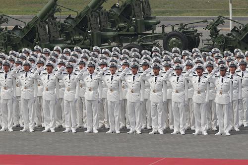 4月26日,參加全軍07式預(yù)備役軍服換裝儀式的海軍預(yù)備役方隊(duì)。當(dāng)日,全軍07式預(yù)備役軍服換裝儀式在北京舉行。參加換裝儀式的預(yù)備役部隊(duì)分成10個(gè)方隊(duì),集中展示了新?lián)Q發(fā)的陸軍、海軍、空軍、第二炮兵07式預(yù)備役軍裝。為充分展現(xiàn)預(yù)備役部隊(duì)的軍民融合發(fā)展思路以及在地方行業(yè)系統(tǒng)組建預(yù)備役部隊(duì)的成果,駐京預(yù)備役部隊(duì)裝備的部分通信、衛(wèi)勤、防空、防化等裝備也一同進(jìn)行了展示。目前,07式預(yù)備役軍服換裝工作已經(jīng)全面啟動(dòng),解放軍總部正在統(tǒng)一組織預(yù)備役軍官進(jìn)行量體裁衣,確保軍服適身合體。07式預(yù)備役軍服將從今年5月1日起,陸續(xù)發(fā)放到預(yù)備役官兵手中。新華社記者 李剛 攝