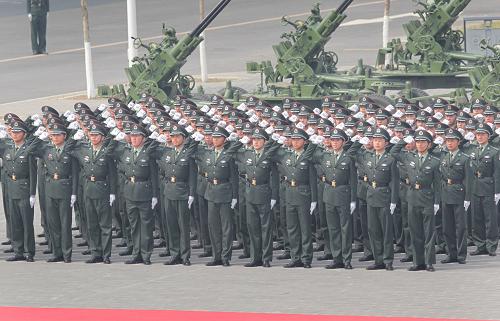 4月26日,參加全軍07式預(yù)備役軍服換裝儀式的陸軍預(yù)備役方隊(duì)。新華社記者 李剛 攝