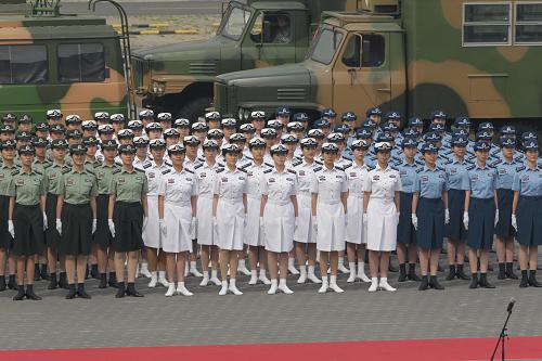 4月26日,參加全軍07式預(yù)備役軍服換裝儀式的女兵方隊(duì)。新華社記者 李剛 攝