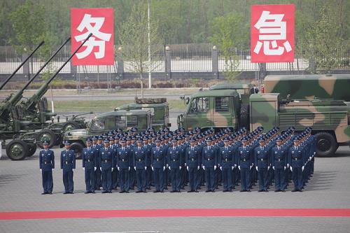4月26日,參加全軍07式預(yù)備役軍服換裝儀式的空軍預(yù)備役方隊(duì)。新華社記者 李剛 攝