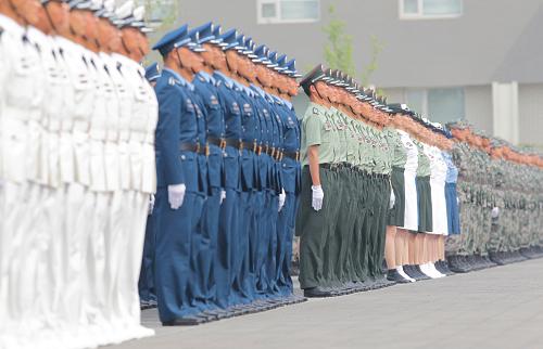 4月26日,參加全軍07式預(yù)備役軍服換裝儀式的預(yù)備役部隊(duì)。新華社記者 李剛 攝