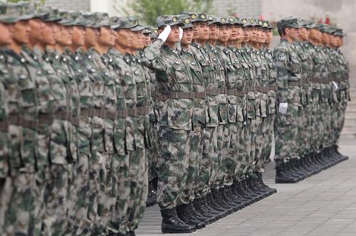 4月26日,參加全軍07式預(yù)備役軍服換裝儀式的預(yù)備役部隊(duì)衛(wèi)勤保障分隊(duì)。新華社記者 李剛 攝