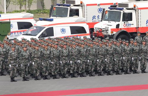 4月26日,參加全軍07式預(yù)備役軍服換裝儀式的通信分隊(duì)。新華社記者 李剛 攝
