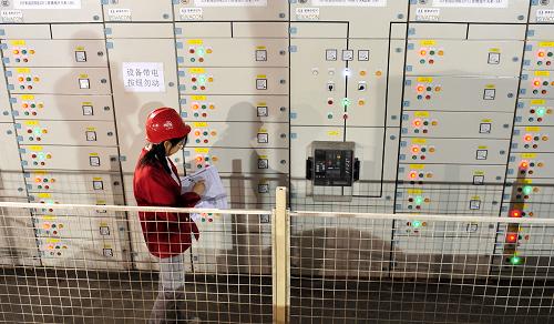 4月26日,三峽地下電站工程技術人員對調試的有關數(shù)據(jù)進行記錄。新華社發(fā)(鄭家裕 攝)