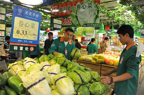4月28日,在濟(jì)南市華聯(lián)超市舜耕店,工作人員在整理農(nóng)超對(duì)接專柜的蔬菜。 近日,山東省商務(wù)廳等部門(mén)牽頭省內(nèi)10家大型超市加大農(nóng)超對(duì)接力度,采取直接采購(gòu)“賣(mài)難”蔬菜、設(shè)立“賣(mài)難”蔬菜銷(xiāo)售專柜等措施積極購(gòu)銷(xiāo)“賣(mài)難”蔬菜,穩(wěn)定蔬菜市場(chǎng)。 新華社記者徐速繪攝