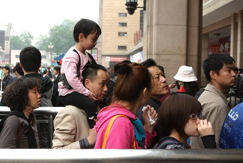 4月29日,旅客在北京火車站進(jìn)站口處排隊(duì)進(jìn)站。當(dāng)日,為期4天的“五一”小長(zhǎng)假鐵路運(yùn)輸正式啟動(dòng)。受旅游市場(chǎng)日益旺盛以及假日出行旅客增多的影響,“五一”期間鐵路客流主要以旅游和探親流為主,全國(guó)鐵路預(yù)計(jì)每天將發(fā)送旅客710萬(wàn)人次,同比增長(zhǎng)9.6%。鐵路部門(mén)提醒廣大旅客合理安排行程,盡量錯(cuò)峰出行。新華社發(fā)(李方宇 攝)