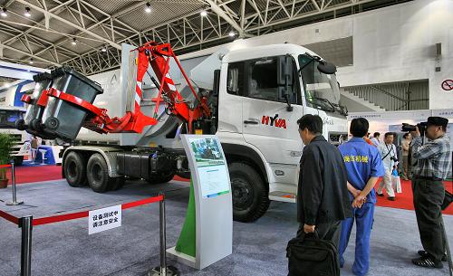 5月16日,觀眾在展覽會上參觀移動箱自動收集系統(tǒng)。當日,2011年北京市垃圾分類系統(tǒng)建設與資源化處理技術展覽會在全國農業(yè)展覽館開幕。來自全國的40余家企業(yè)展示目前國內外垃圾分類中的前沿技術和先進設備,以及通過小區(qū)達標試點形成的典型經驗和垃圾分類處理模式。新華社發(fā)(趙冰 攝)