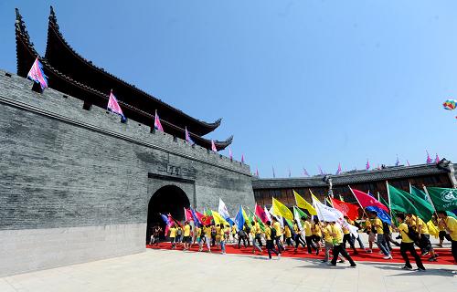 5月19日,中外大學(xué)生們一起從浙江寧海的西門(mén)古城門(mén)出發(fā),參加慶祝“中國(guó)旅游日”的活動(dòng)。當(dāng)日是首個(gè)“中國(guó)旅游日”,作為徐霞客開(kāi)游地的浙江省寧??h舉行開(kāi)游大典,中外游客齊聚寧海共同歡慶。398年前的5月19日是《徐霞客游記》的開(kāi)篇日,這一天“游圣”徐霞客選擇從寧海西門(mén)出發(fā),開(kāi)始了他一生“馳騖數(shù)萬(wàn)里,躑躅三十年”的游程;今年的4月中旬,國(guó)家旅游局宣布5月19日為中國(guó)旅游日,中國(guó)成為世界上少數(shù)設(shè)立國(guó)家旅游日的國(guó)家之一。新華社記者 徐昱 攝