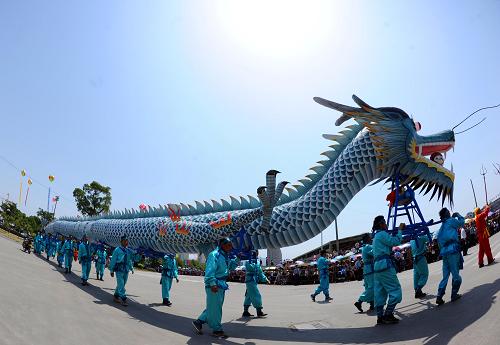 5月19日,來(lái)自寧海的“西岙抬龍”表演隊(duì)在“中國(guó)旅游日”開(kāi)游大典上。新華社記者 徐昱 攝