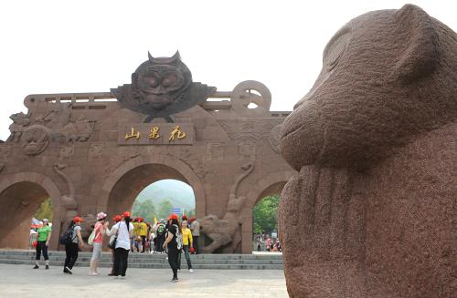 5月19日,游客免費游覽江蘇連云港花果山風景區(qū),該風景區(qū)當日免費向游人開放一天。新華社發(fā)(耿玉和 攝)