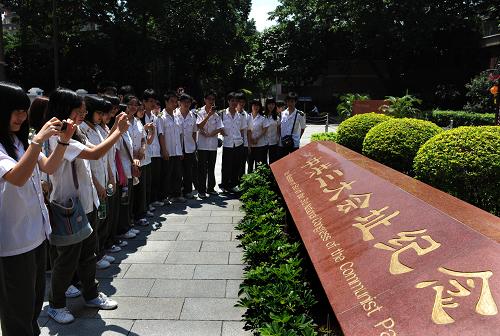 5月19日,游客在廣州東山恤孤院路上中共三大會(huì)址紀(jì)念館參觀。當(dāng)日是首個(gè)中國旅游日,適逢建黨九十周年之際,眾多游客來到各地的紅色旅游景點(diǎn),重溫黨領(lǐng)導(dǎo)廣大人民群眾進(jìn)行艱苦革命斗爭的崢嶸歲月。新華社記者 劉大偉 攝