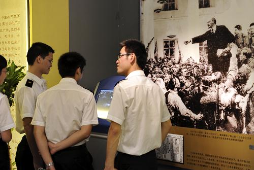 5月19日,游客在廣州東山恤孤院路上中共三大會(huì)址紀(jì)念館參觀。新華社記者 劉大偉 攝