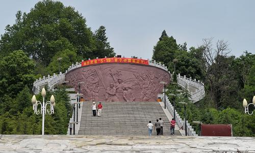 5月19日,游客在安徽省金寨縣紅軍廣場參觀游覽。新華社記者 郭晨 攝