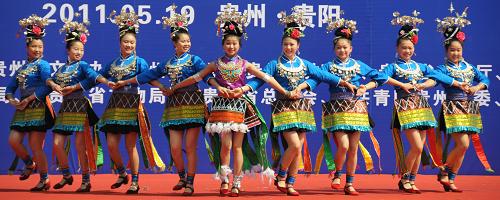5月19日,在貴陽旅游宣傳推介活動(dòng)現(xiàn)場,演員在表演苗族錦雞舞。為推介貴州旅游資源,貴州省旅游局等部門在全省各地舉行以“讀萬卷書·行萬里路”“游奇山秀水·賞多彩貴州”為主題的宣傳推介活動(dòng)。據(jù)了解,經(jīng)國務(wù)院批準(zhǔn),自2011年起每年5月19日為“中國旅游日”,該日期源于《徐霞客游記》開篇第一章的日期。新華社記者 劉續(xù) 攝