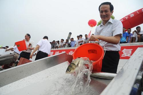 7月12日,嘉賓在安徽巢湖中廟參加放流活動。新華社發(fā)(李遠(yuǎn)波 攝)