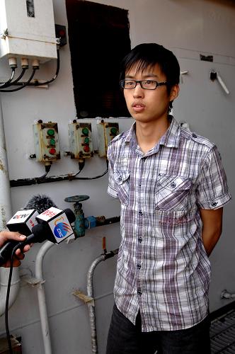 7月13日,中海油工作人員接受記者采訪。新華社記者 楊青 攝