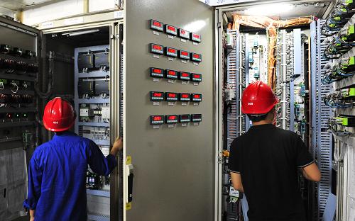 7月14日,三峽地下電站30號機組結(jié)束72小時試運行后,技術(shù)人員對機組線路進行全面檢查。7月13日11點15分,三峽地下電站第三臺機組順利通過了72小時試運行,進入投產(chǎn)前的最后檢查調(diào)試階段。即將投產(chǎn)的30號機組是三峽地下電站今年首批3臺發(fā)電計劃中的最后一臺。機組試運行結(jié)束后,技術(shù)人員將對機組進行投產(chǎn)前的全面檢查和調(diào)試,以確保安裝質(zhì)量,之后將交付三峽電廠投產(chǎn)發(fā)電。新華社發(fā)(鄭家裕 攝)
