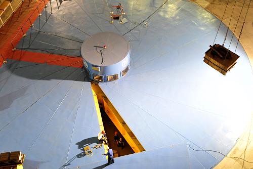 7月14日,三峽地下電站30號機組結(jié)束72小時試運行后,技術(shù)人員對機組進行全面檢查。新華社發(fā)(鄭家裕 攝)