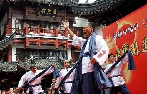 9月7日,入選國(guó)家非物質(zhì)文化遺產(chǎn)名錄的“上海港碼頭號(hào)子”表演亮相豫園。當(dāng)日,上海豫園“非遺文化節(jié)”暨中華老字號(hào)文化展開(kāi)幕,極富海派風(fēng)情的“非遺”項(xiàng)目表演與老字號(hào)文化宣傳在豫園的老城廂內(nèi)熱鬧開(kāi)場(chǎng),在濃郁的民俗風(fēng)情中迎接傳統(tǒng)佳節(jié)中秋節(jié)的到來(lái)。新華社記者 劉穎 攝