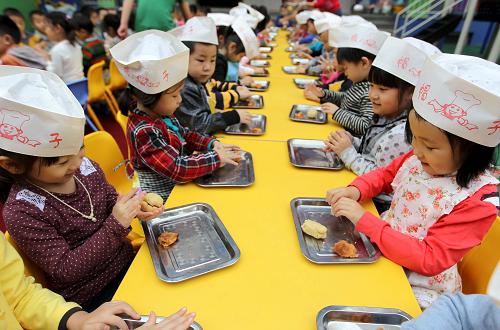 9月7日,運城市新加陽光幼兒園的小朋友們在認真制作月餅。當日,山西省運城市新加陽光幼兒園開展“做月餅、迎中秋”活動,小朋友們在老師的指導下制作月餅,迎接中秋節(jié)到來。新華社發(fā)(薛俊 攝)