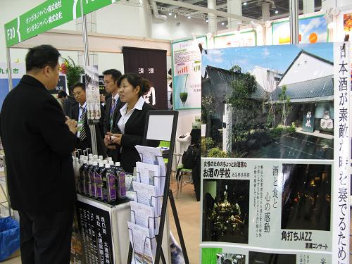 10月28日,在洽談會(huì)上,一名日本清酒企業(yè)參展代表(右)正在向觀眾講解產(chǎn)品。2011大連中日貿(mào)易投資展示洽談會(huì)于10月28日至29日在大連世界博覽廣場(chǎng)舉行。本屆展洽會(huì)展出面積14000平方米,出展攤位361個(gè),7成以上參展企業(yè)來自日本。作為中日貿(mào)易投資展洽會(huì)的最大平臺(tái),本次展會(huì)輻射日本37個(gè)都道府縣,展品和洽談內(nèi)容涉及工業(yè)機(jī)械、農(nóng)業(yè)食品、日常生活用品3大類,精密鑄造、電子醫(yī)療器械、日本傳統(tǒng)健康食品、高檔生活用品、旅游觀光和投資咨詢等30多個(gè)行業(yè)領(lǐng)域。日本重災(zāi)區(qū)宮城縣和巖手縣聯(lián)合組團(tuán)出展,采購(gòu)災(zāi)后重建物資和商品,整合產(chǎn)業(yè)鏈,為本屆展洽會(huì)增添了新的合作內(nèi)容和形式。新華社記者 李昂 攝