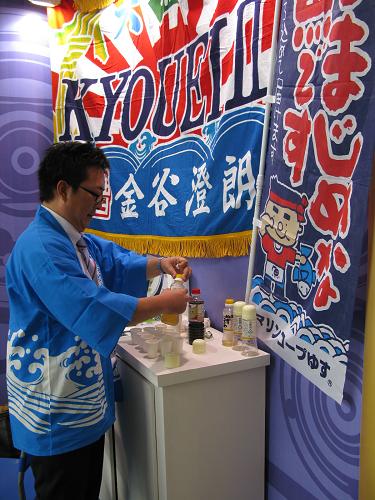 10月28日,在洽談會(huì)上,一名日本企業(yè)參展代表正在整理展示商品。新華社記者 李昂 攝