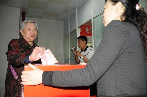 5月17日,在哈醫(yī)大附屬第一醫(yī)院的“張麗莉老師愛心接待室”內(nèi),一位哈爾濱市民正在捐款。29歲女教師張麗莉的事跡一經(jīng)報道,掀起了冰城各界為“最美教師”捐款祈福的熱潮。哈爾濱醫(yī)科大學(xué)附屬第一醫(yī)院設(shè)立了“張麗莉老師愛心接待室”,來為張老師捐款祈福的熱心市民絡(luò)繹不絕。新華社記者 王凱 攝