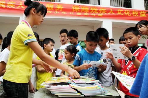 5月17日,廣西北海特殊教育學校的小學生在閱讀北海少兒圖書館贈送的圖書。在第22個“全國助殘日”來臨之際,各地愛心人士積極開展扶殘、助殘愛心活動,讓殘疾人感受社會溫暖,樹立生活信心。新華社發(fā)(李君光 攝)