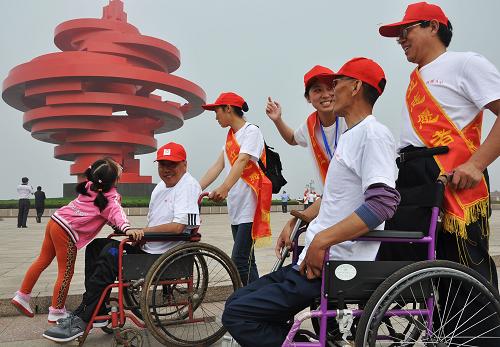 5月15日,山東即墨市的殘疾人在志愿者的陪同下游覽青島五四廣場。新華社發(fā)(寧友鵬 攝)