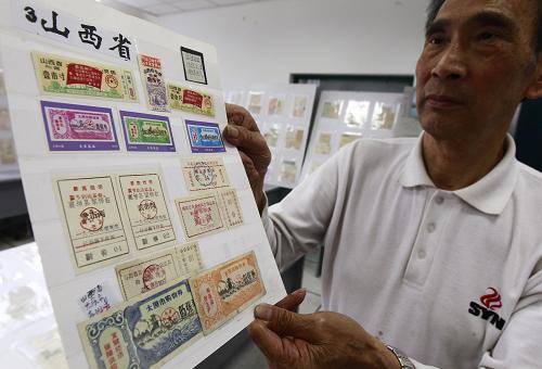 5月17日,社區(qū)居民朱耀福正在展示他收藏的20世紀(jì)六七十年代的各種購物券。新華社記者 裴鑫 攝