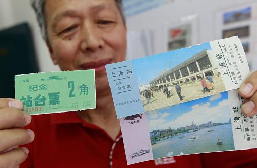 5月17日,一名收藏愛好者正在展示他收藏的不同時期的站臺票。新華社記者 裴鑫 攝