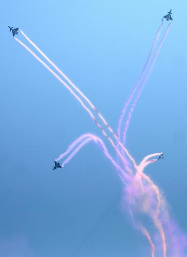 7月11日,空軍八一飛行表演隊6架身披紅藍(lán)白相間“利劍”戰(zhàn)袍的殲-10表演機在西安為觀眾上演了六機三角隊形大坡度盤旋、五機水平向上開花、單機蛇形扭轉(zhuǎn)等一系列精彩的特技飛行,盡展空軍飛行員的精湛技藝和默契配合。 新華社記者 李一博 攝