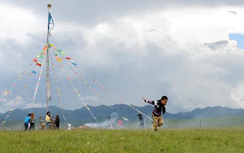 7月28日,游客在夏河縣桑科草原上的一個“牧家樂”里玩耍。入夏以來,來到甘肅甘南草原的游客絡(luò)繹不絕,他們游覽高原美景,在藏族牧民開辦的“牧家樂”里攝影、騎馬、品嘗純正的藏餐,享受高原草原之夏。近年來,甘肅甘南藏族自治州大力發(fā)展旅游業(yè),越來越多的當(dāng)?shù)啬撩耖_辦“牧家樂”吸引游客,這也成為他們創(chuàng)收的新途徑。新華社記者 高健鈞 攝