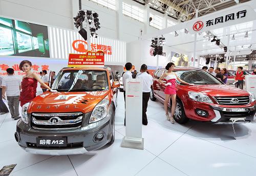 7月29日,人們?cè)趨⒂^展出的國產(chǎn)品牌汽車。正在舉行的第五屆中國·銀川國際汽車博覽會(huì)參展的100多個(gè)汽車品牌中,國產(chǎn)自主品牌車占有重要的席位,并以其良好的性價(jià)比和獨(dú)特的外觀設(shè)計(jì)吸引大批參觀者的目光。據(jù)了解,在開展首日,國產(chǎn)一線自主品牌如東風(fēng)風(fēng)行、長(zhǎng)城、江淮、中華等銷售成交量較往年有大幅提升,為20到30輛,不少國產(chǎn)品牌參展商更是借助良好的銷售環(huán)境開展各類附加讓利活動(dòng),吸引消費(fèi)者購買。新華社記者 彭昭之 攝